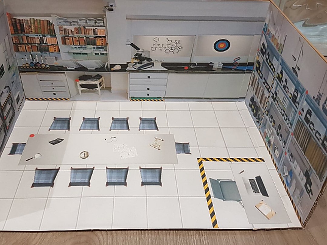 Escape room de aula. Montado en cartón, con sus pruebas y su recorrido